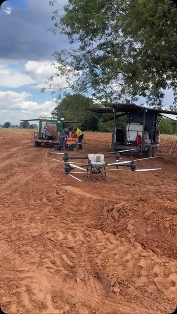 La base armada en el lote con las camionetas y el dron