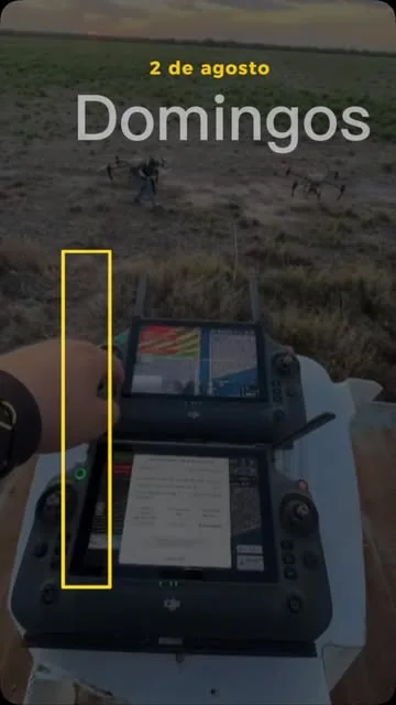 Los dos controles DJI con el mapa del lote, un domingo de aplicación
