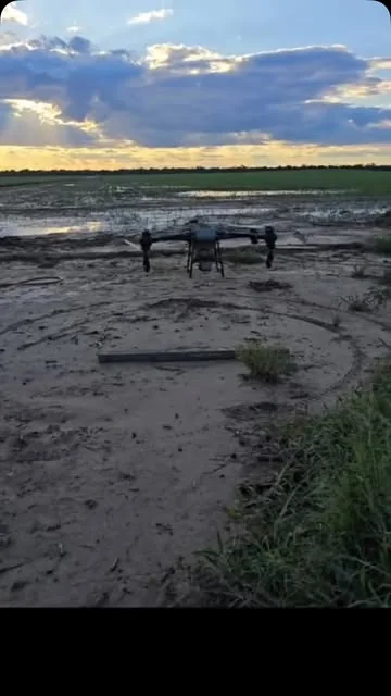 Dron apoyado sobre el barro al lado del cultivo después de la lluvia