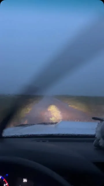 Camino de tierra con lluvia visto desde la camioneta